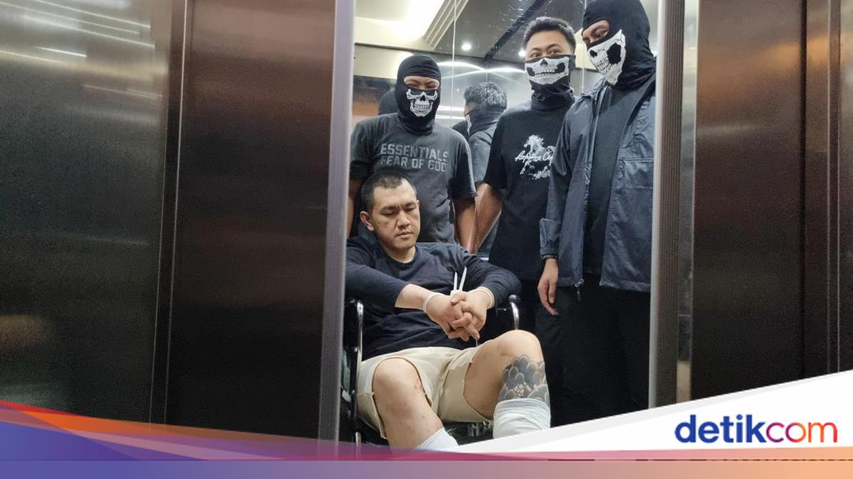 Drug Fugitive Andre The Doctor Arrives at Bareskrim with Hands in Handcuffs and Legs Bandaged