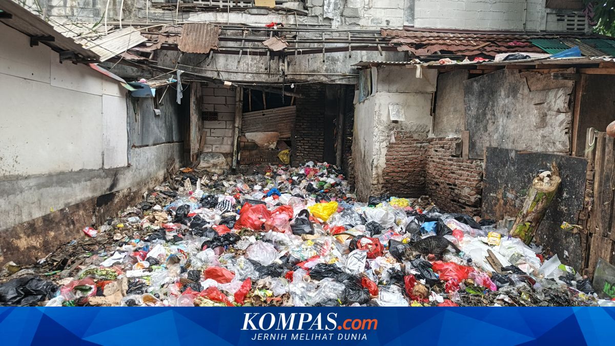 Freshly Cleaned, Rubbish Piles Up Again at Angke Flats