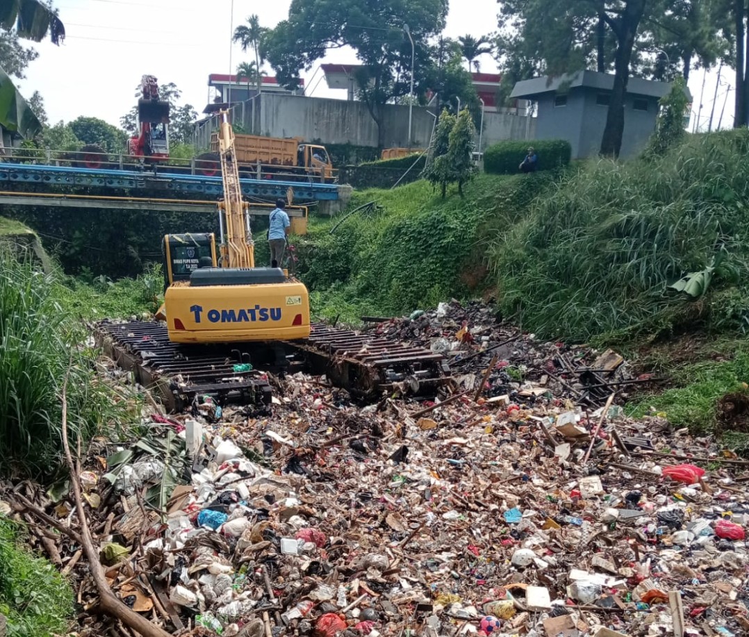 Depok City Government Clears 15 Tonnes of Waste, Targeting Kali Baru and Kali Laya Rivers