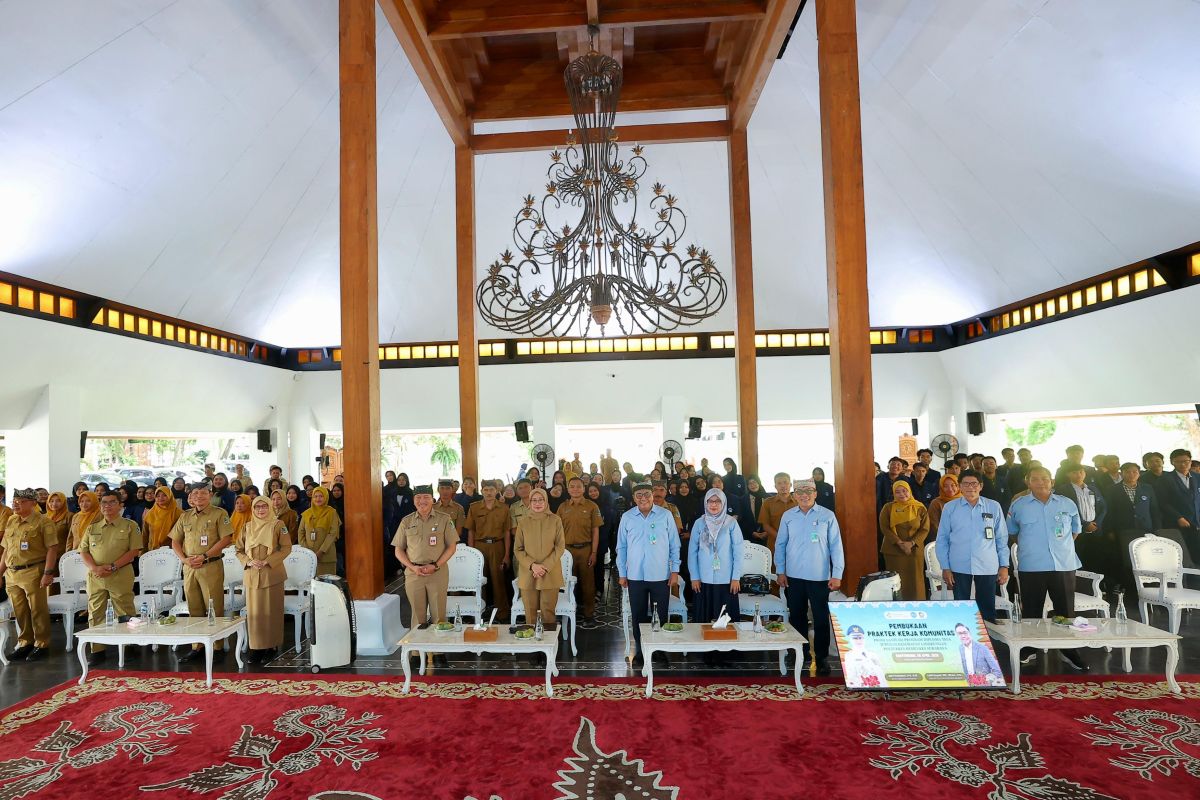 Students from Poltekkes Kemenkes Surabaya Assist with Sanitation in Banyuwangi