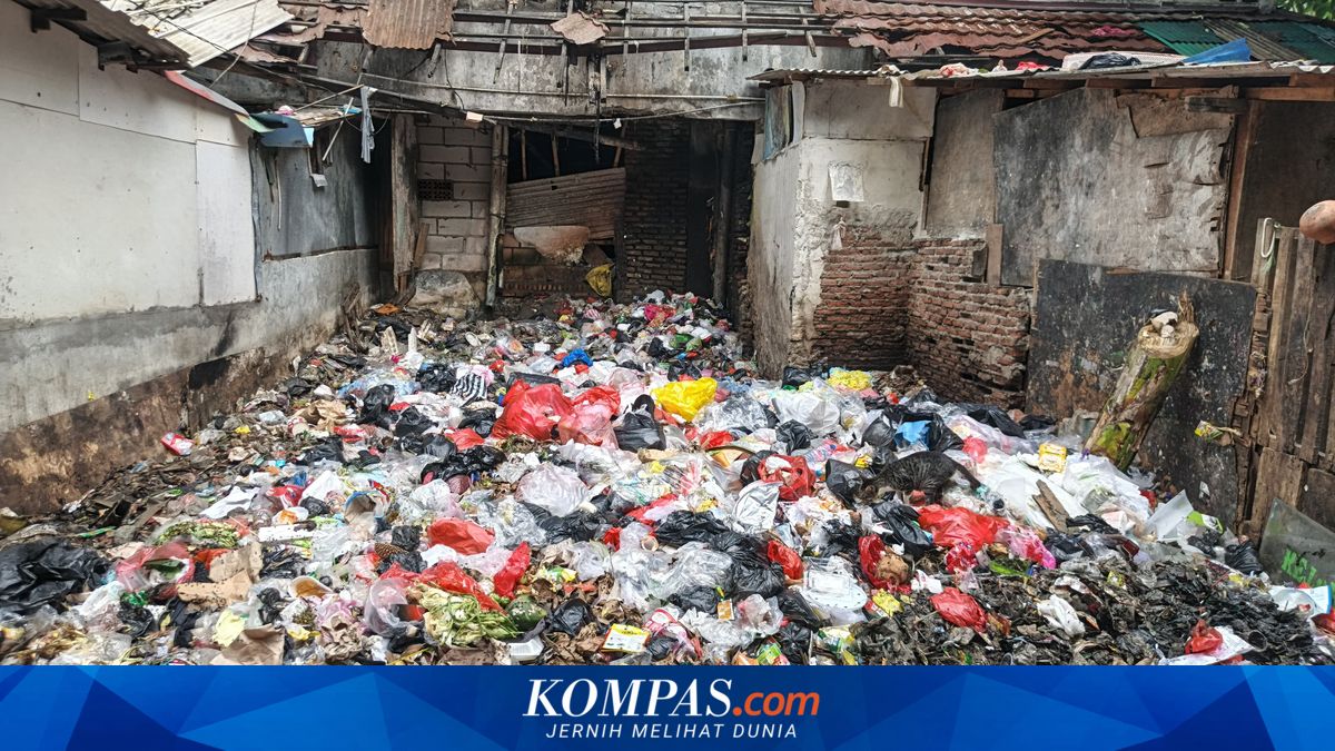 Garbage Pile at Angke Tambora Flats Temporarily Collapses Resident's House Wall