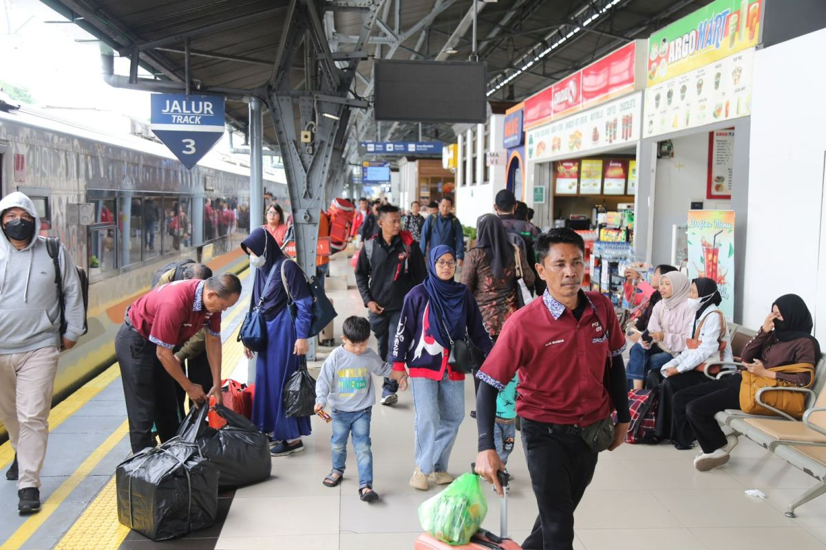 340,000 People Use Trains During Easter Long Holiday