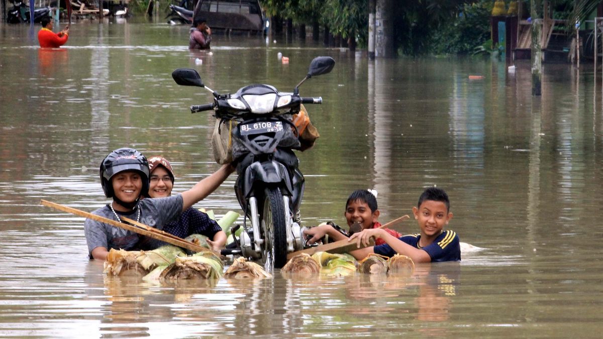 Alternative Bireuen-Central Aceh Road Cut Off by Flooding