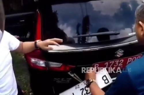 Police Stop DKI Provincial Government Vehicle for Changing Red Plates to White