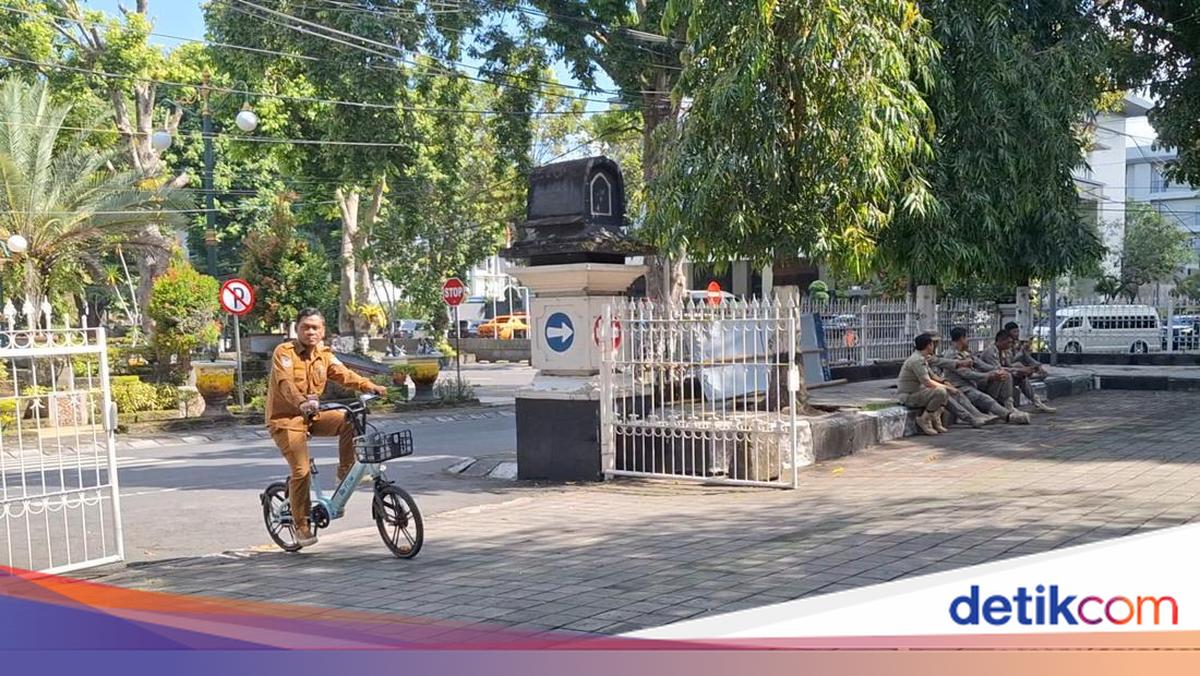 Mataram City Officials Unite in Cycling to Work for Fuel Efficiency