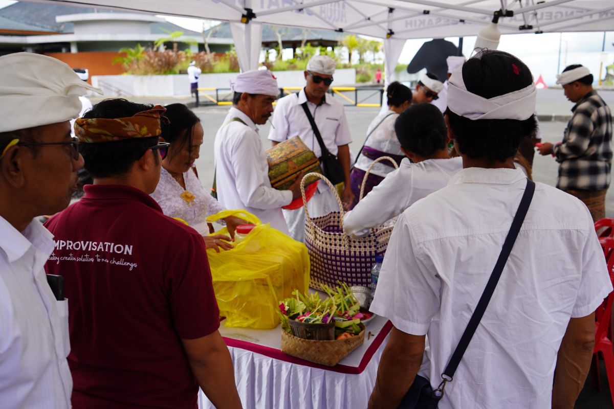 Besakih Temple Management Screens for Single-Use Plastic During IBTK Ceremony