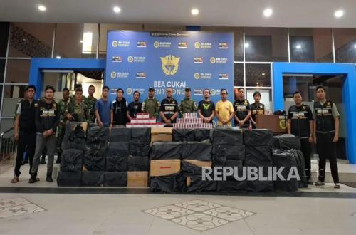 In an Unoccupied Hut, Entikong Customs Officials Discover Hundreds of Thousands of Cigarettes Without Excise Stamps