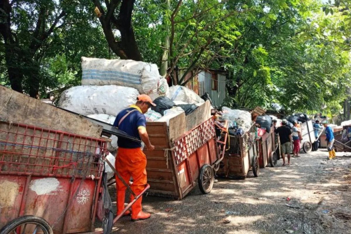 East Jakarta City Government Facilitates Separate Waste Bags in Residential Areas