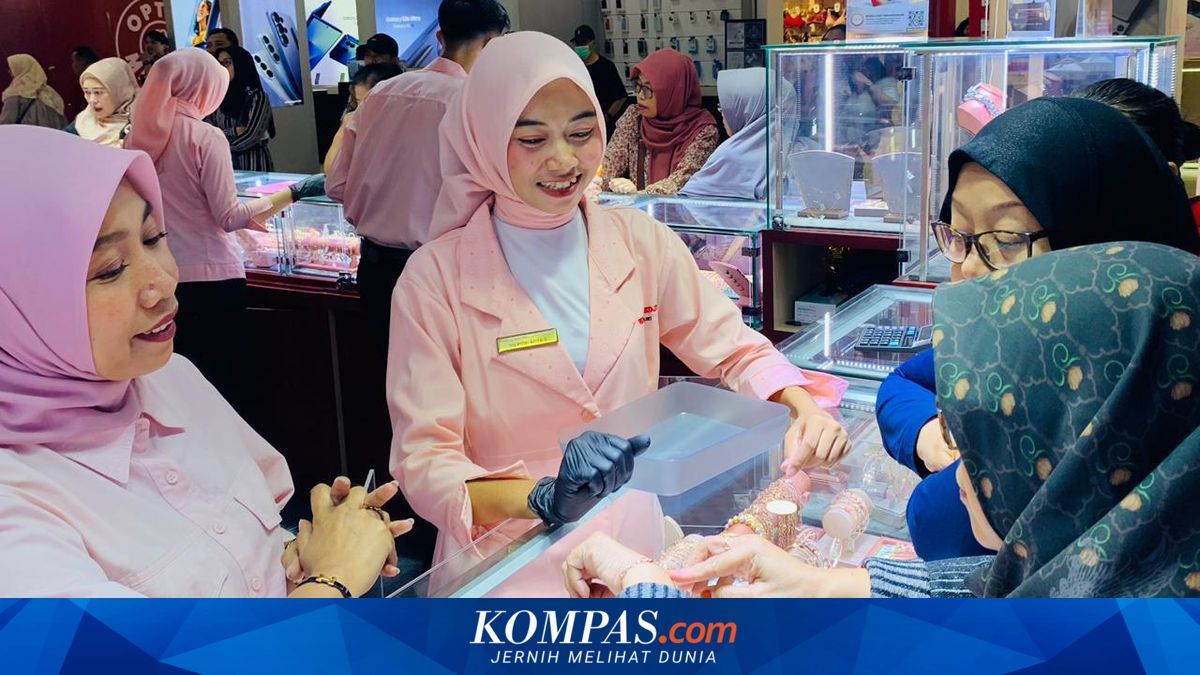 The Story of a Dressed Chicken Seller Investing in Gold, Consistently Buying Without Watching Price Fluctuations...
