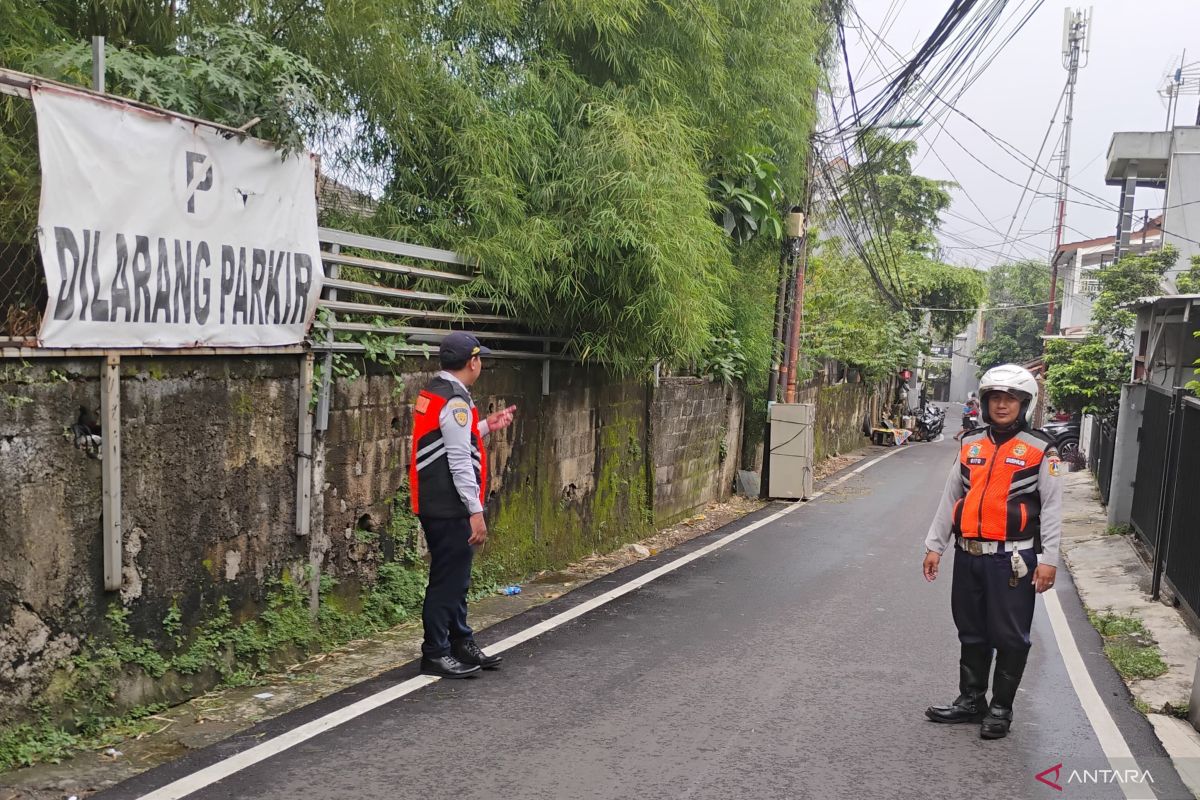 East Jakarta Transport Sub-Department Deploys Personnel to Guard Jalan Damai Kalisari Against Illegal Parking