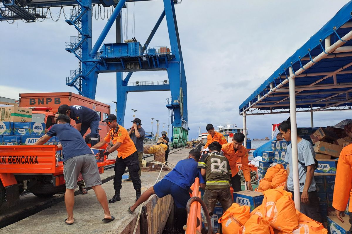 Pandudewanata Ship Delivers Logistics Aid to Batang Dua Island