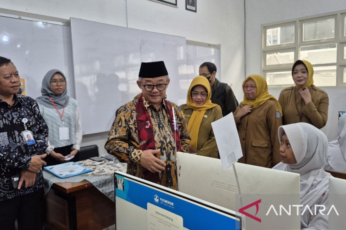 Minister of Basic and Secondary Education Assesses Second Day of SMP Academic Ability Test in Surabaya as Running Smoothly