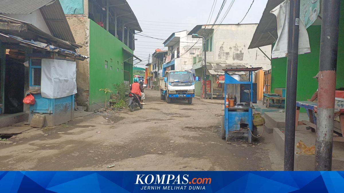 Jalan Swadaya II in Cilincing is Damaged, Surface Full of Potholes and Uneven