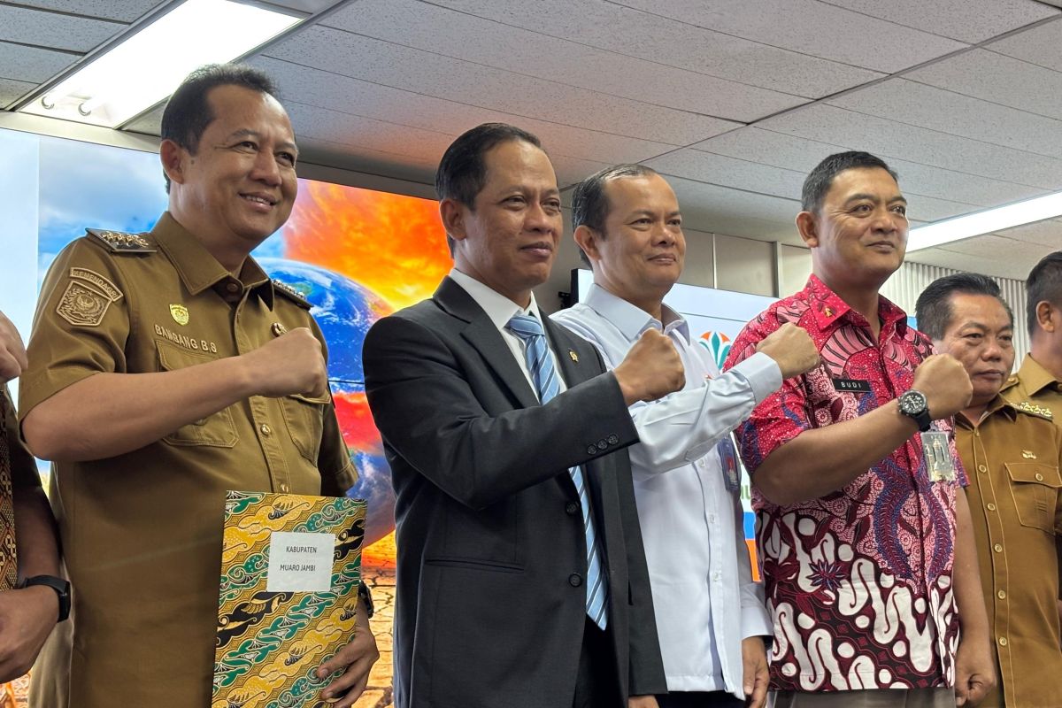 Environment Minister urges local governments in fire-prone areas to declare emergency alert