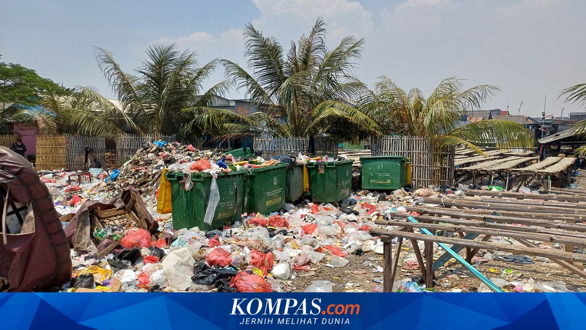 Rubbish in Kalibaru Overflows into Salted Fish Drying Areas