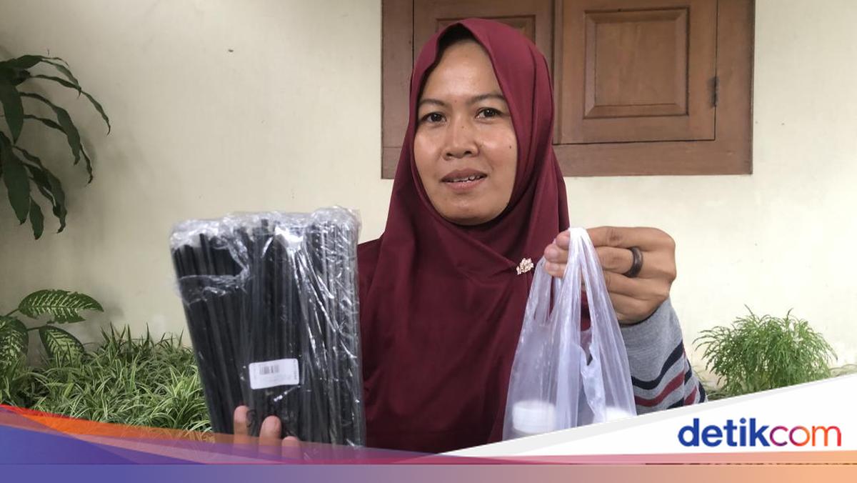 Yogyakarta Street Vendors Complain as Plastic Packaging Prices Surge Nearly 100%