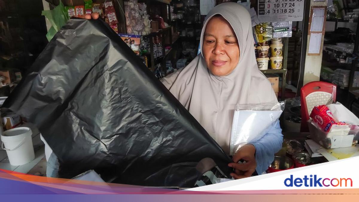 Sleman Traders Baffled as Plastic Prices Skyrocket Due to War