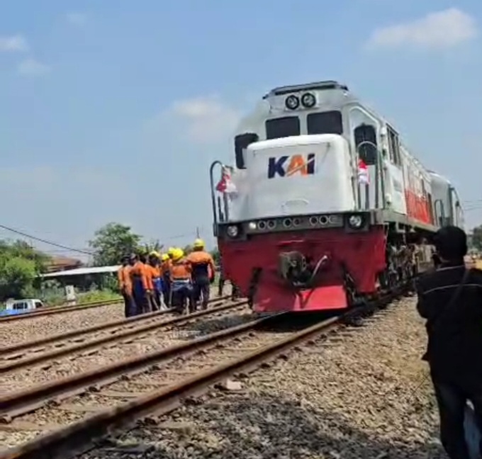 Railway Line at Bumiayu Station in Brebes Safe to Pass After KAI Bangunkarta Derailment, Karacibon Service Freight Train Passes First