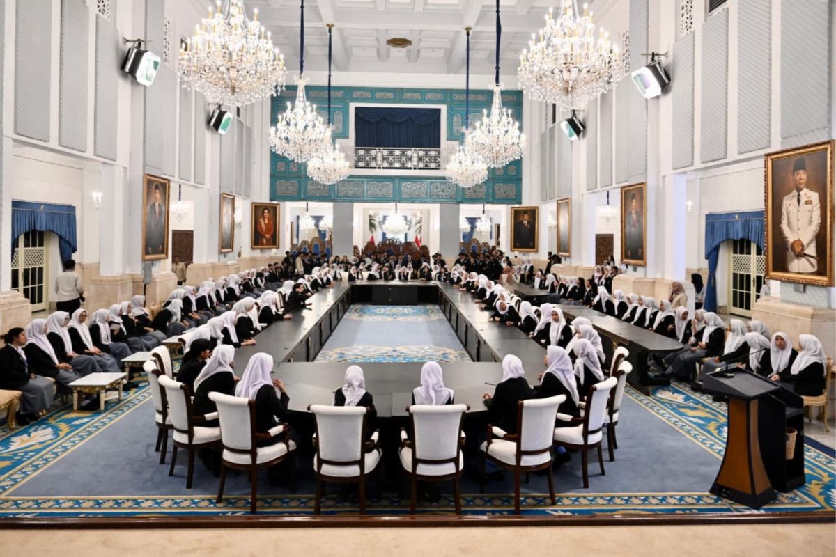 Students enthusiastically welcome the "Presidential Palace for School Students" programme