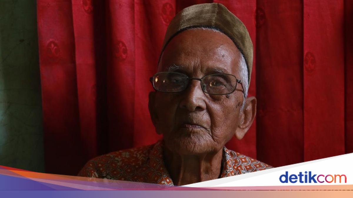 Nyak Sandang, Contributor to Indonesia's First Aircraft Purchase, Passes Away