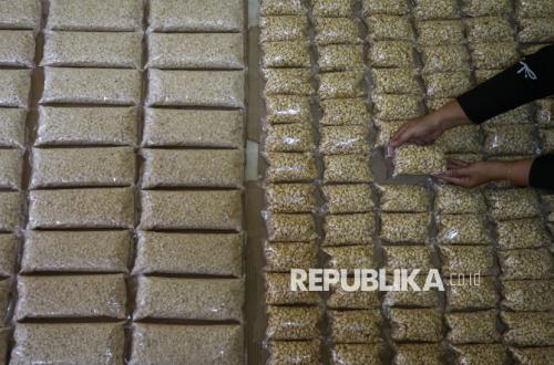 Strategies of Tempeh Producers Amid Soaring Plastic and Soybean Prices Due to Middle East Conflict