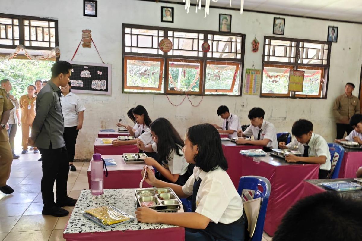 Vice President urges improvement of facilities during review of free nutritious meal programme in Minahasa
