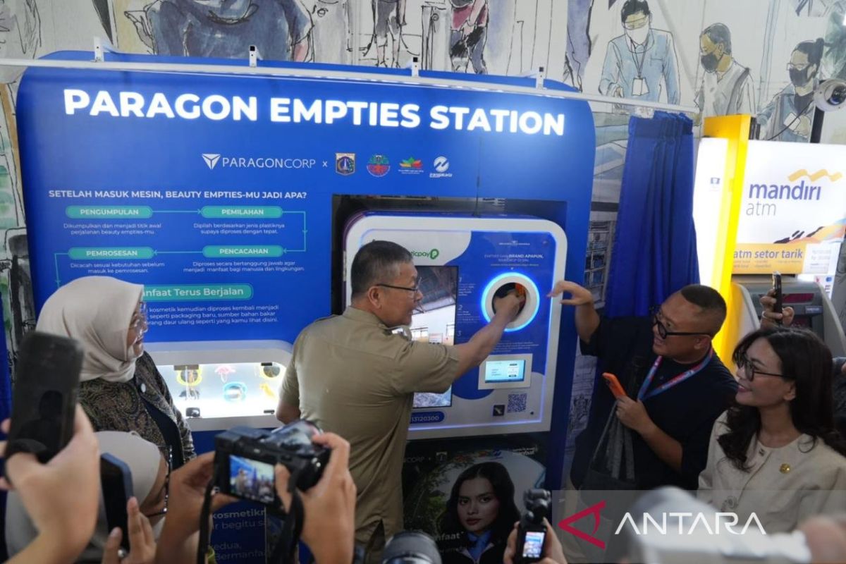 Reducing waste: "Smart dropbox" introduced at Transjakarta bus stops