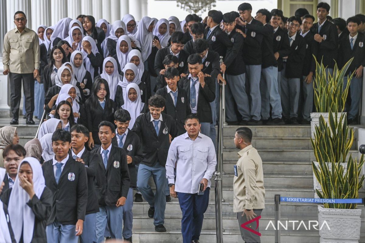 Students from SMK 19 Jakarta Enthusiastic on First Visit to the Presidential Palace