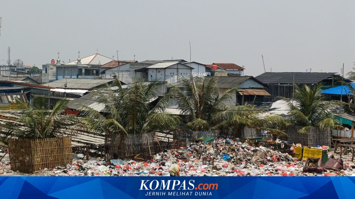Rubbish Piles Overflow in Kalibaru, Disrupting Salted Fish Drying Activities
