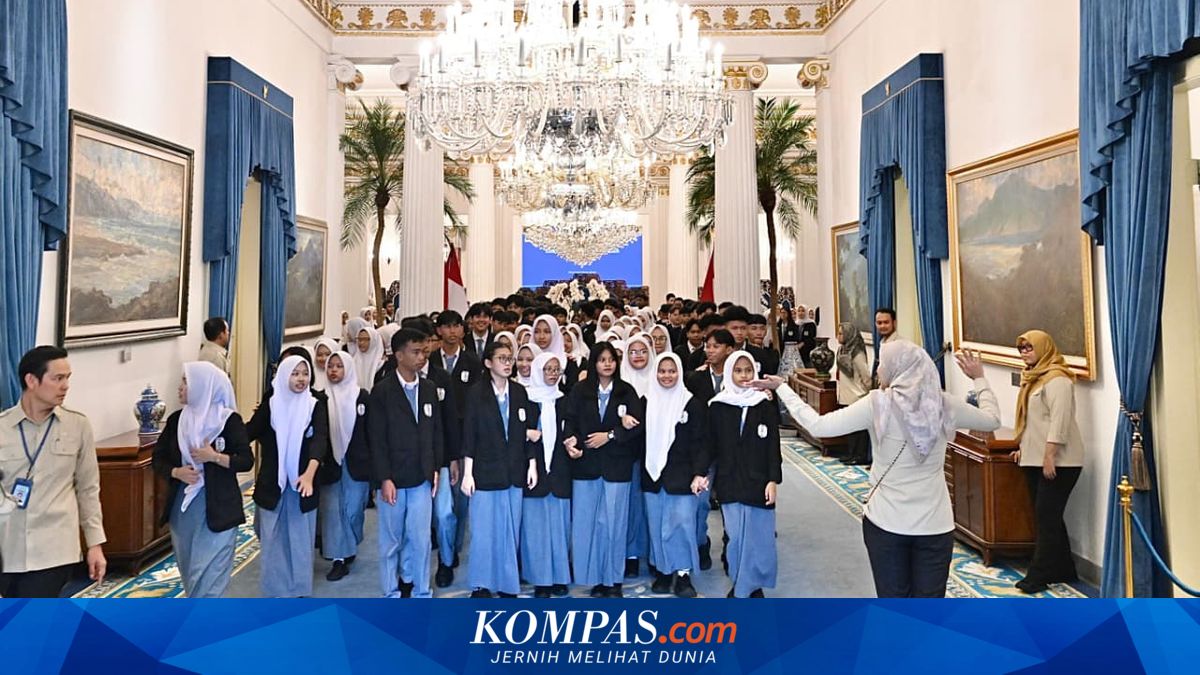 Portrait of Schoolchildren Touring the Palace, Visiting Ministerial Inauguration Site to Cabinet Meeting