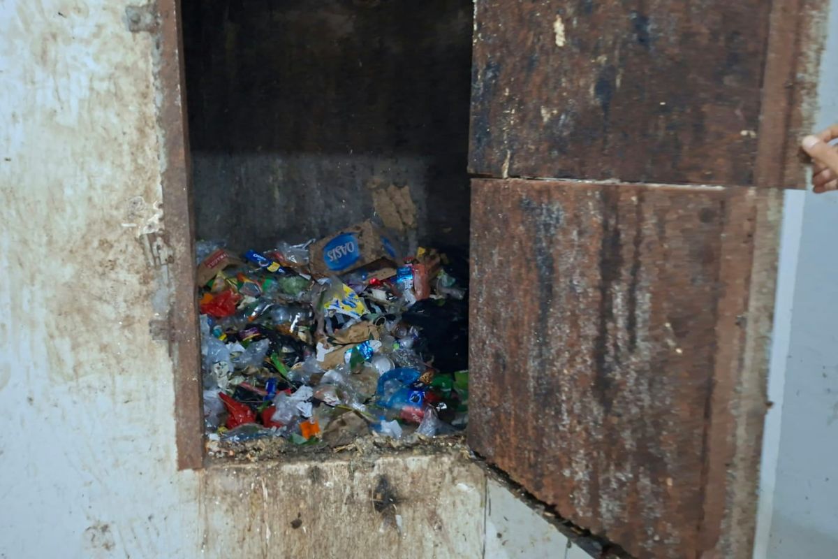 Rubbish in Tambora Flats' Vertical Disposal Chute Clogs Up to Sixth Floor