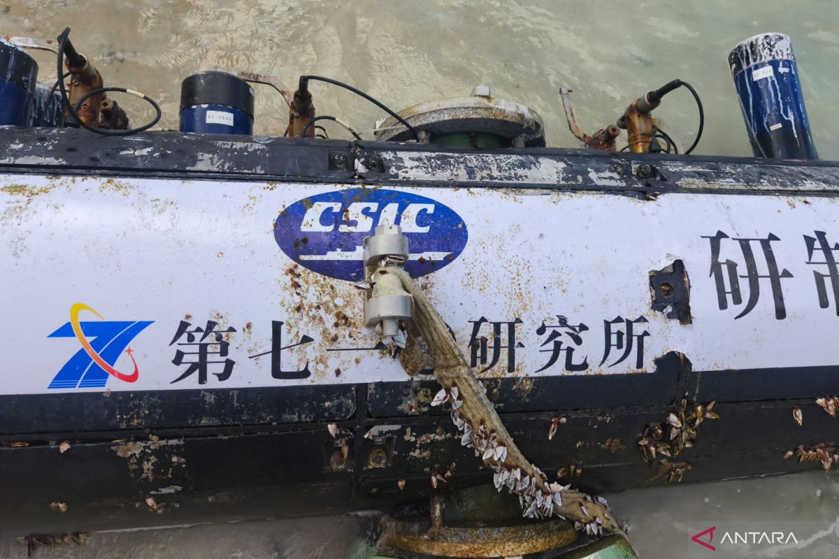 Indonesian Navy investigates discovery of suspected unmanned submarine in Gili Trawangan