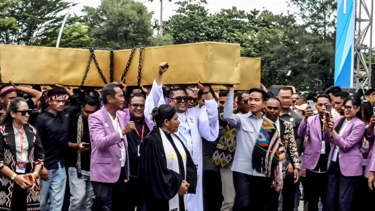 Moment When Gibran Joins in Carrying the Cross During Easter Procession in Kupang, NTT