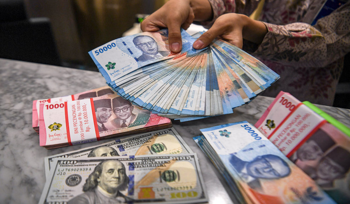 Rupiah Weakens to Rp17,105 as US-Iran Conflict Threat Shakes Markets