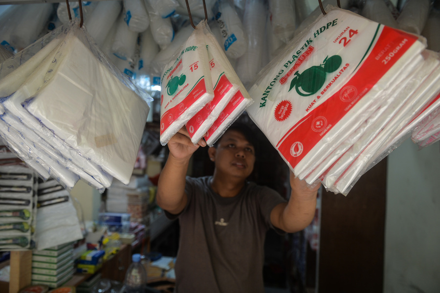 Plastic Prices in Makassar Surge 50 Percent, Traders Resigned and Consumers Frustrated