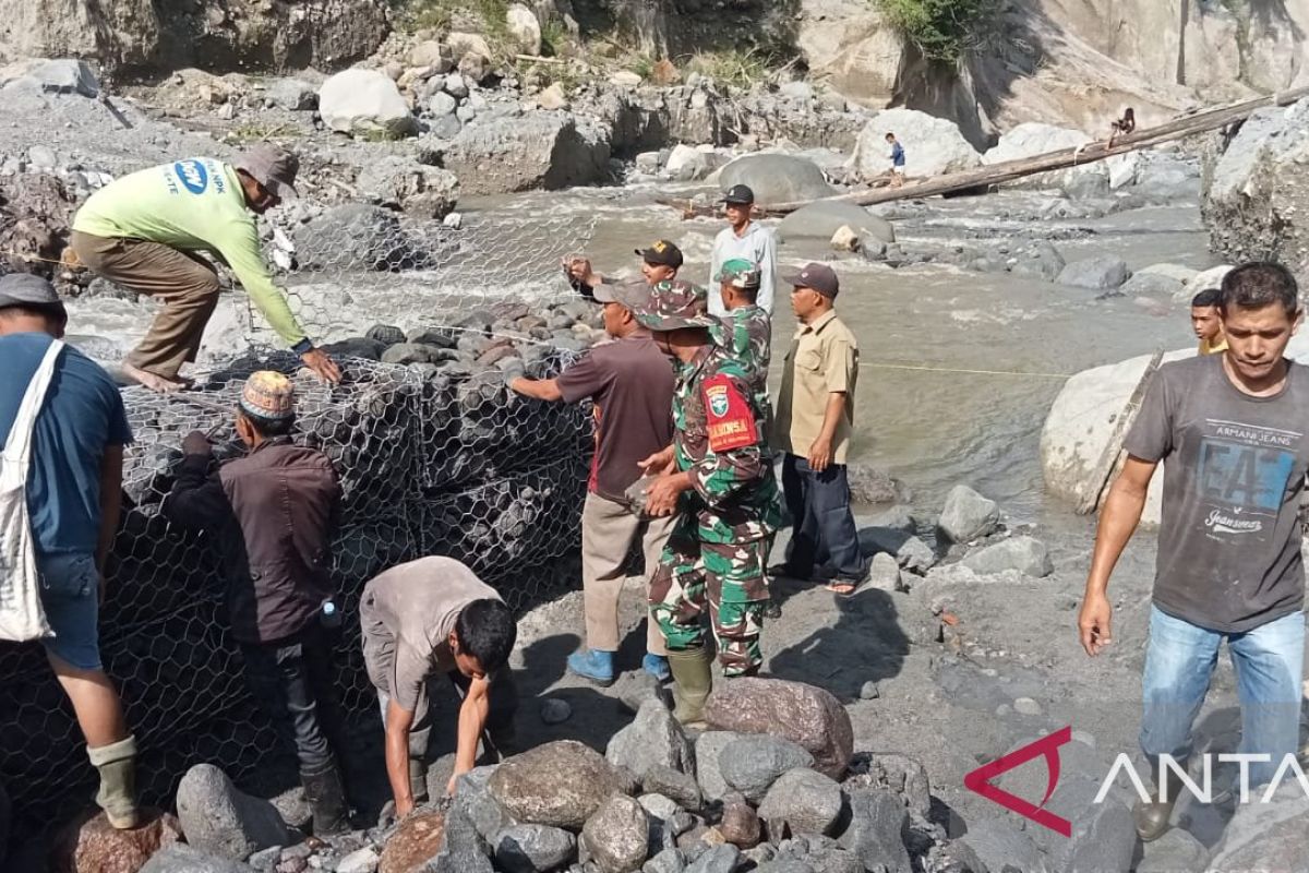 Indonesian Army and villagers build connecting bridge in Aceh