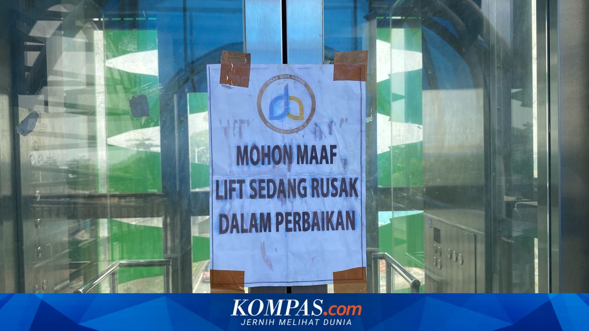 Lenteng Agung Pedestrian Bridge Lift Breaks Down Again, Elderly Struggle to Climb Stairs