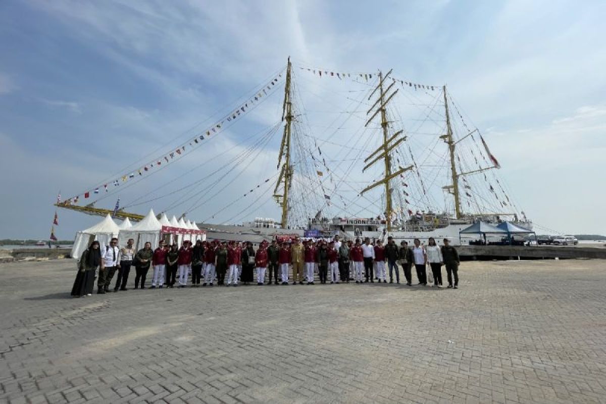 Students from Medan People's School Invited to Learn about Maritime Affairs on KRI Bimasuci