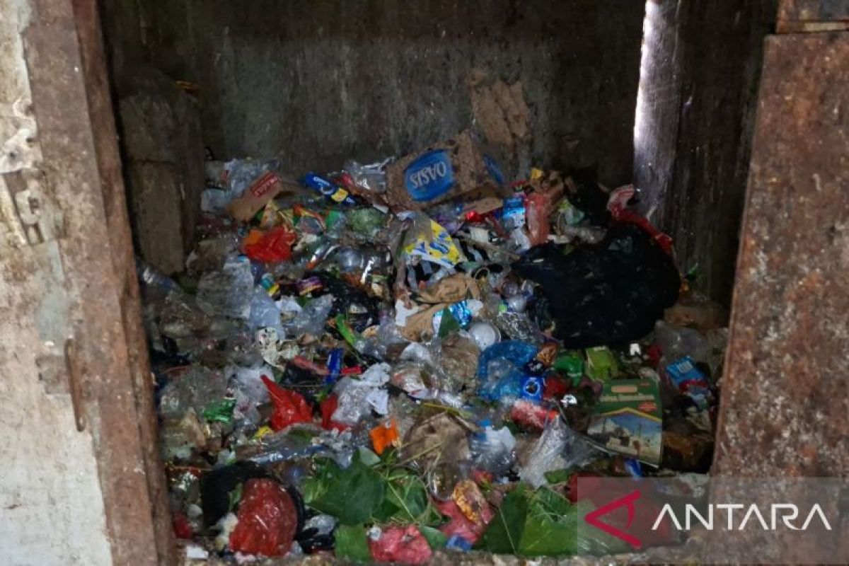 Lack of Waste Collection Points Causes Rubbish Build-up in Angke Flats