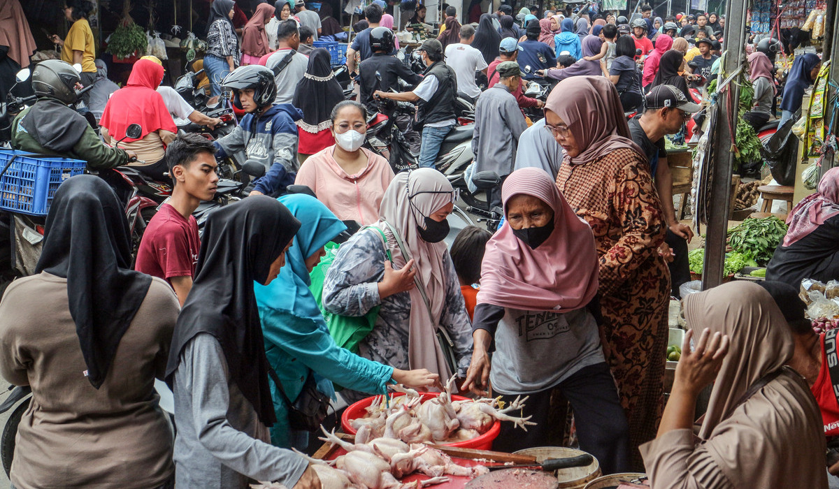 Middle East Conflict Triggers 100 Percent Surge in Plastic Prices in Depok