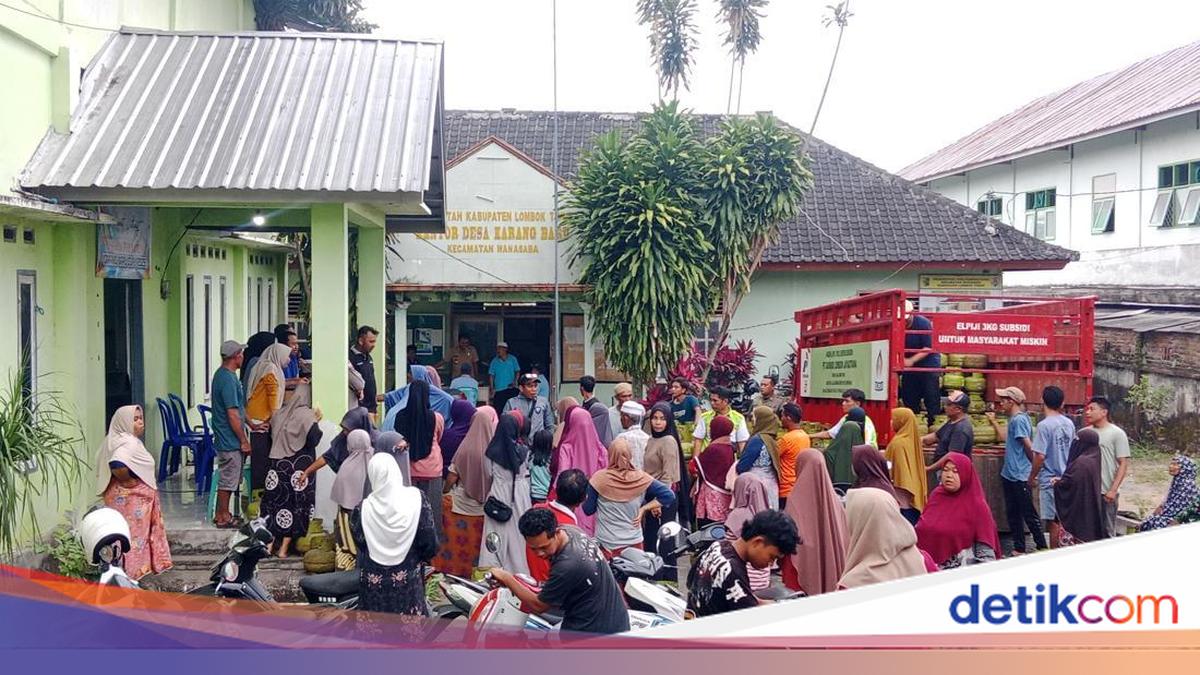 East Lombok Residents Queue for Hours to Get 3 Kg Gas