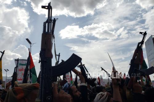 Behind the Houthis' Bold Decision to Join the War in Support of Iran