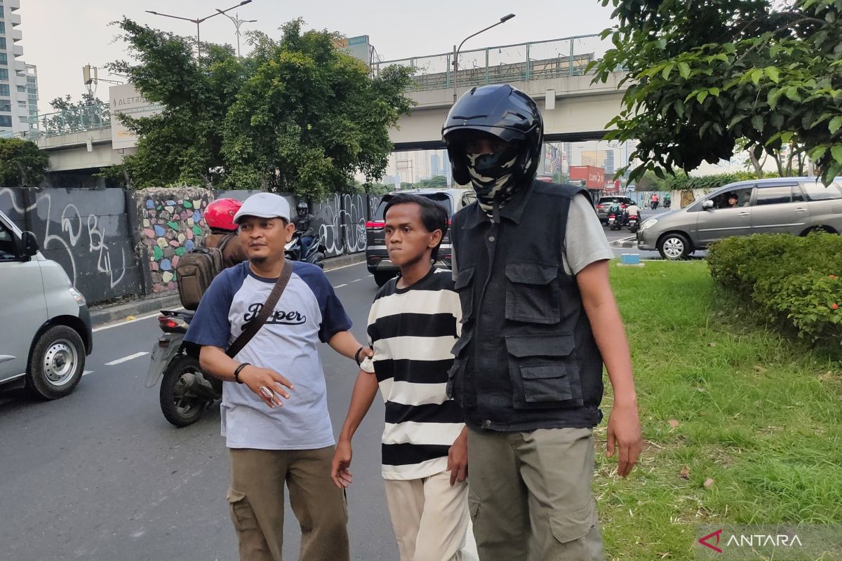 Illegal traffic controllers ("pak ogah") once again dominate PMKS in West Jakarta