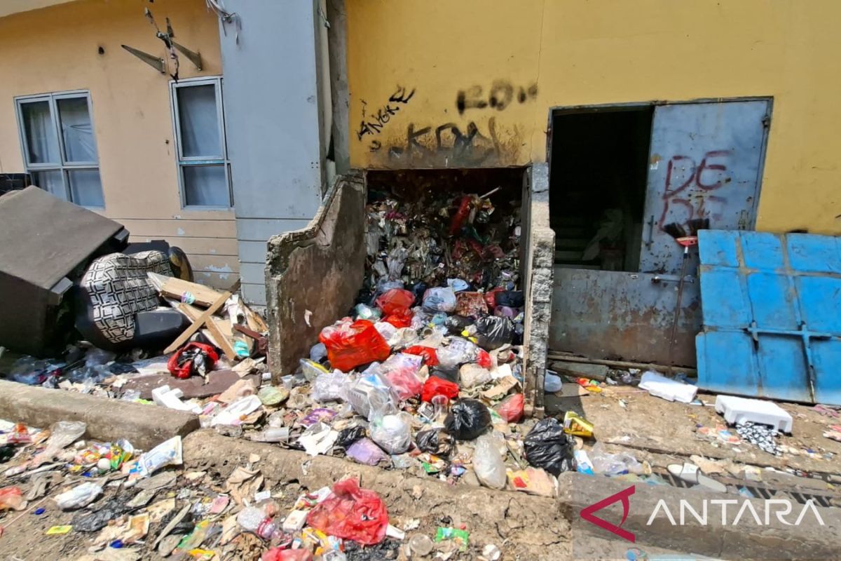 Provision of large sacks as temporary solution to waste problem in Rusun Angke