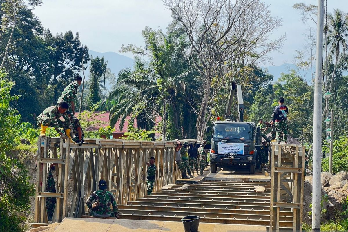 Indonesian Army Constructs Bridges in West Sumatra Disaster Area