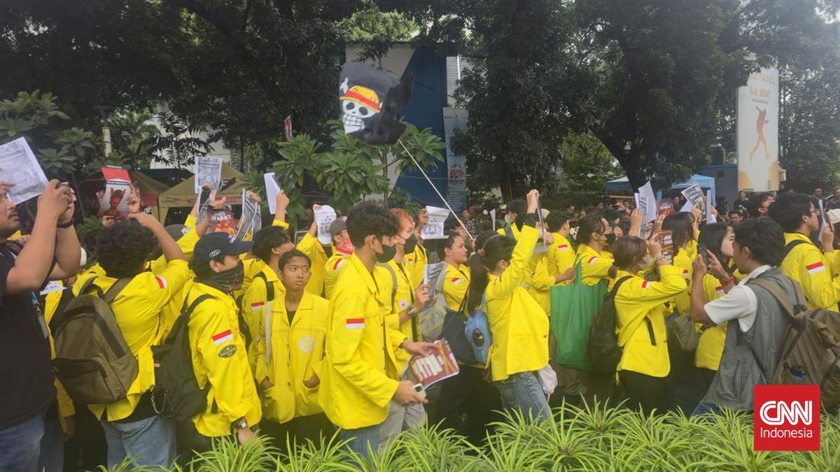 Police Deploy 1,031 Personnel to Escort BEM UI Demonstration in Gambir, Central Jakarta