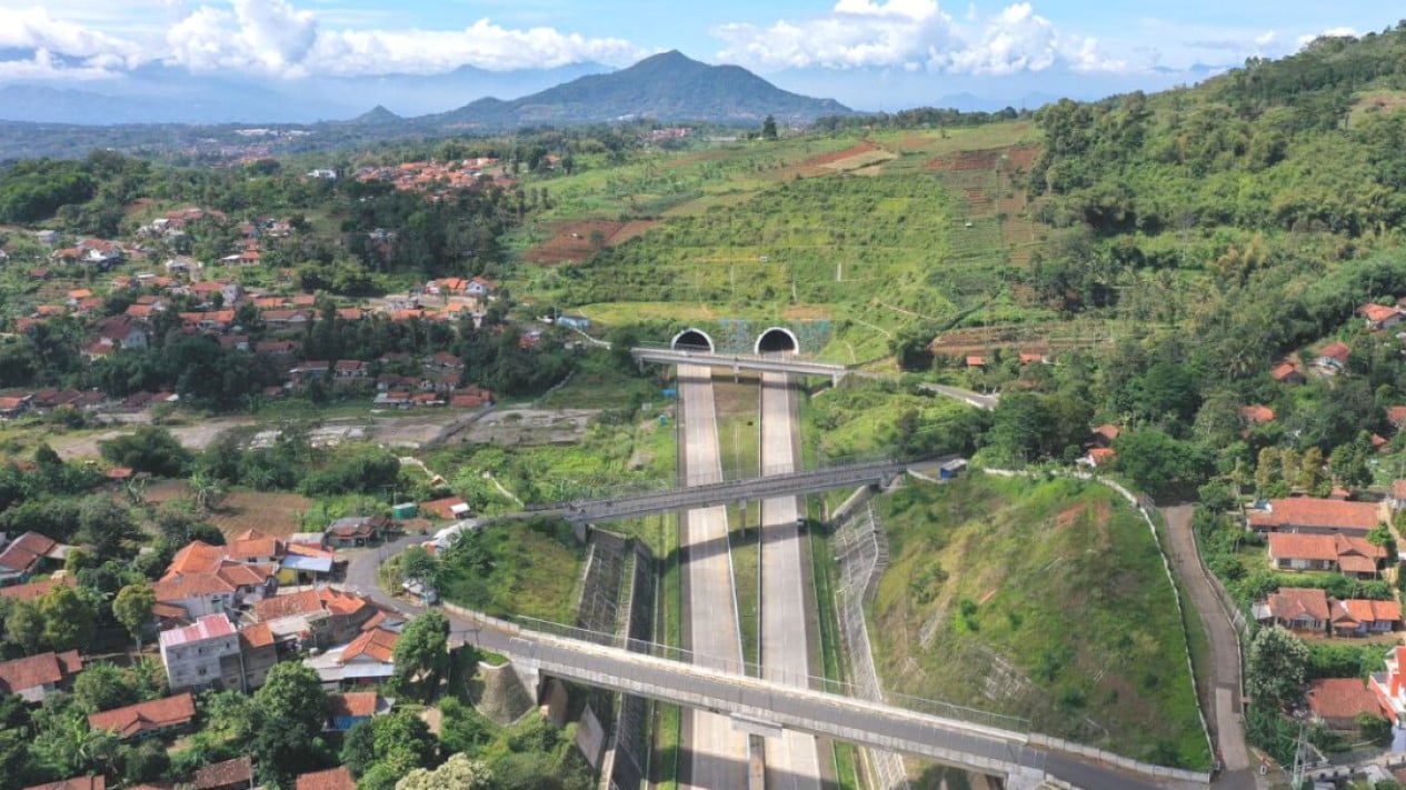 80-Metre Long, 2-Metre Deep Crack Appears on Cisumdawu Toll Road; Operators Implement This Measure