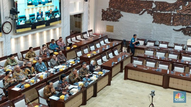 US Dollar Breaches Rp17,000, DPR Summons BI Governor
