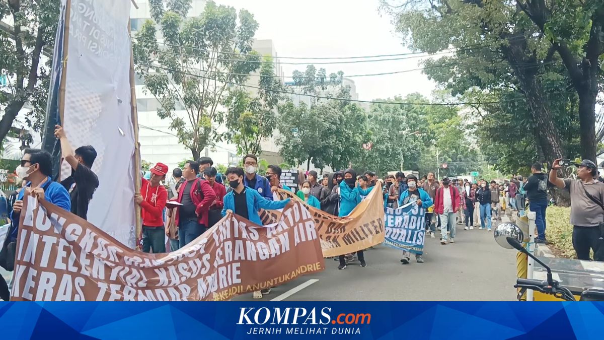 Students Protest Behind Constitutional Court Building, Condemn Watering of Andrie Yunus and Reject Militarism