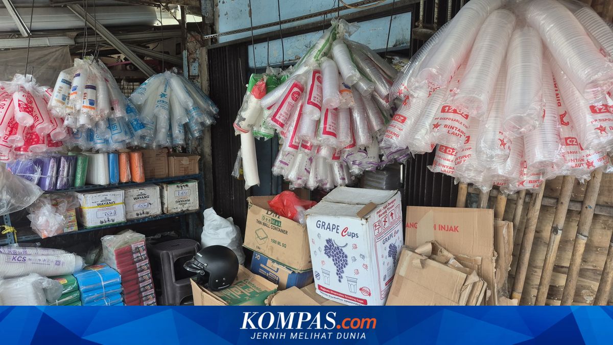 High Plastic Prices Force Peyek and Bakso Vendors to Raise Prices